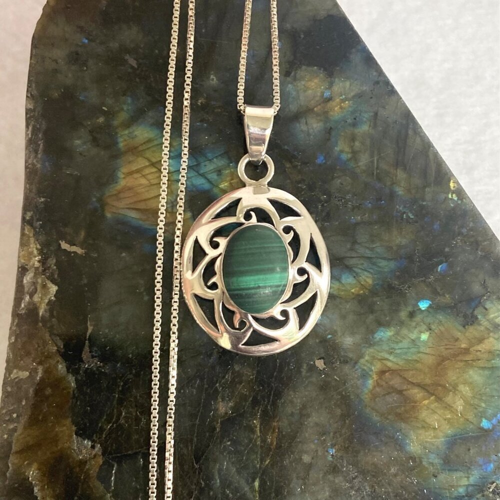 Sterling Silver 925 Oval Malachite Cabochon Scrollwork Pendant Necklace 18"